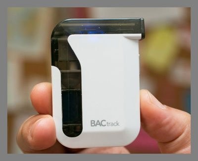  Máy đo nồng độ cồn BACtrack Mobile Breathalyzer (100 USD) Làm thế nào để bạn biết tình trạng say rượu của chính mình? Chiếc máy đo nồng độ cồn của BACtrack sẽ giải đáp câu hỏi đó. Sau khi bạn thổi vào máy, các thông số sẽ được chuyển đến máy điện thoại của bạn qua mạng không dây, từ đó có thể biết được bạn có đang say hay không.