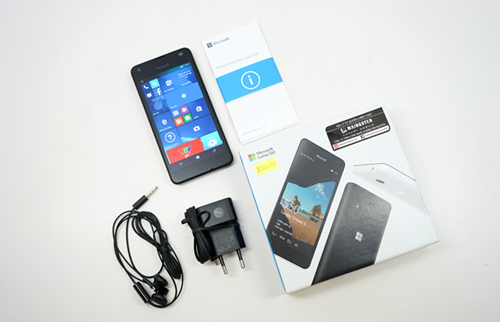 Ra mắt đầu tháng 10/2015,  điện thoại Lumia 550 có kiểu dángvuông vức với vỏnhựa bóng polycarbonate quen thuộc. Nắp lưng tháo rời ôm trùm lên sát màn hình cóbốn góc bo tròn nhẹ.