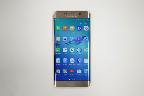  1. Samsung Galaxy S6 Edge Plus (giá khởi điểm 19,99 triệu đồng). Màn hình Super AMOLED 5,7 inch, mật độ điểm ảnh 518 ppi.