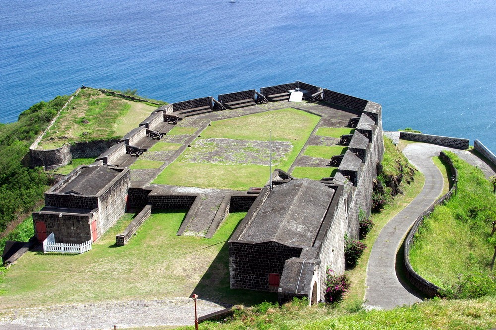 Nằm trên đảo Saint Kitts thuộc đảo quốc Saint Kitts và Nevis,  pháo đài Brimstone Hill là một công trình quân sự cổ tuyệt đẹp do đế quốc Anh xây dựng ở vùng biển Caribbean.