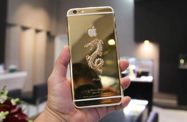  1. iPhone 6 Plus hình rồng bằng vàng nổi. Trong tháng 4/2015, một nhà chế tác tại TP.HCM đã cho ra mắt chiếciPhone 6 Plus mạ vàng độc đáo với hình rồng bằng vàng nổi. Được biết, hình rồng vàng nổi được chế tác thủ công bằng tay với chất liệu vàng 18K nguyên khối. Thời gian để làm xong hình rồng này mất gần 40 giờ. Ngoài hình rồng, chiếc máy này còn sở hữu logo bằng vàng 18K và đính 86 viên kim cương tự nhiên tiêu chuẩn VS1.