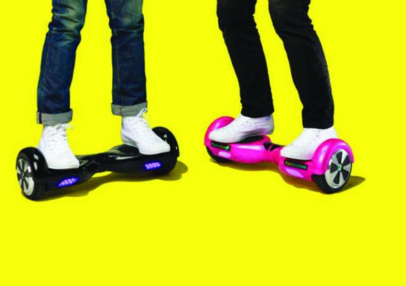  Ván trượt Hoverboard. Loại ván trượt tự cân bằng này còn được gọi với cái tên hoverboard, sử dụng trong nhiều video ca nhạc và được coi là “mốt” của các bạn trẻ. Một khi nhảy lên ván trượt, thiết bị sẽ sử dụng hai con quay hồi chuyển bằng điện (mỗi con ở dưới một bên miếng ván) để cân bằng tự động, cho phép người sử dụng tiến, lùi và quay vòng bằng cách nhấn chân và tạo nên nhiều chuyển động thú vị. Maxx Yellin, đồng sáng lập của PhunkeeDuck, một trong số hơn 20 công ty sản xuất các phiên bản của thiết bị này cho biết: “Đây có thể trở thành một phương tiện vận chuyển mới cho các thành phố hoặc các trường học”. Tuy nhiên, sản phẩm này hiện đang bị cấm ở rất nhiều nơi trên thế giới và giá bán thì cũng rất đắt đỏ, khoảng 350 – 1.700 USD tùy theo thương hiệu và tính năng.