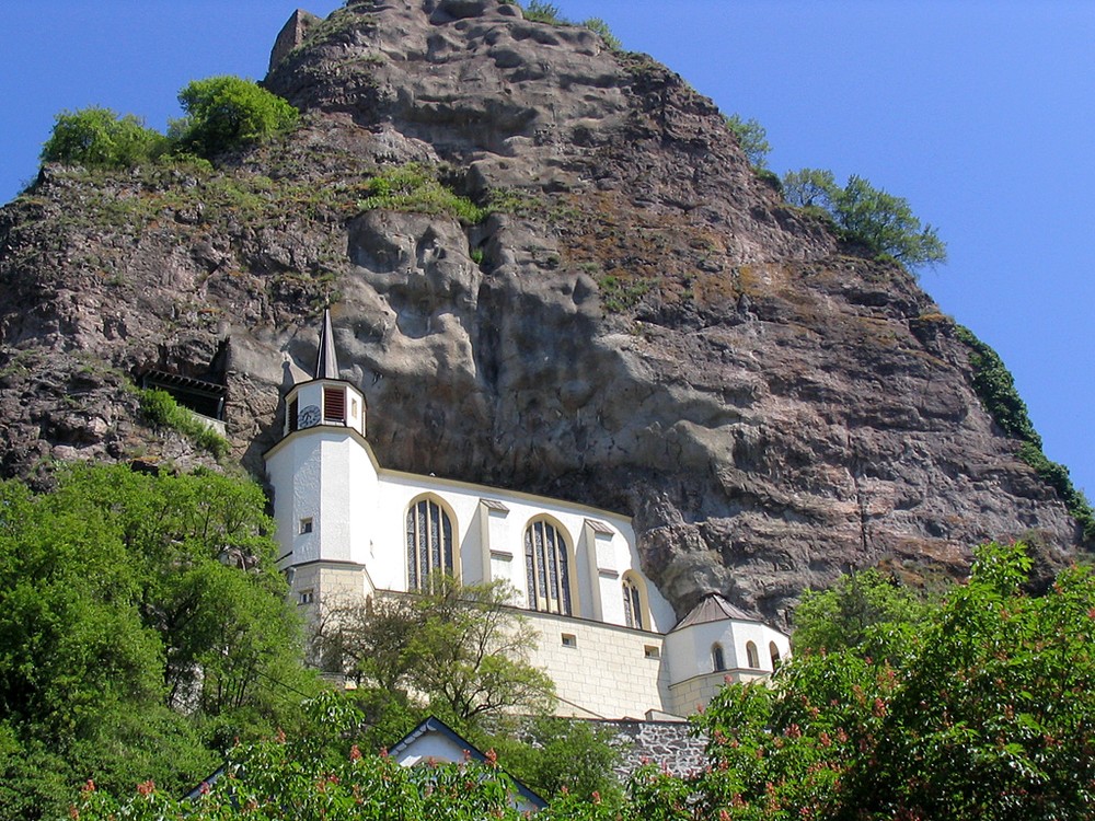  Nhà thờ Felsenkirche (nghĩa là nhà thờ trong đá) là một công trình kiến trúc độc đáo nằm ở thành phố Oberstein, miền Tây nước Đức