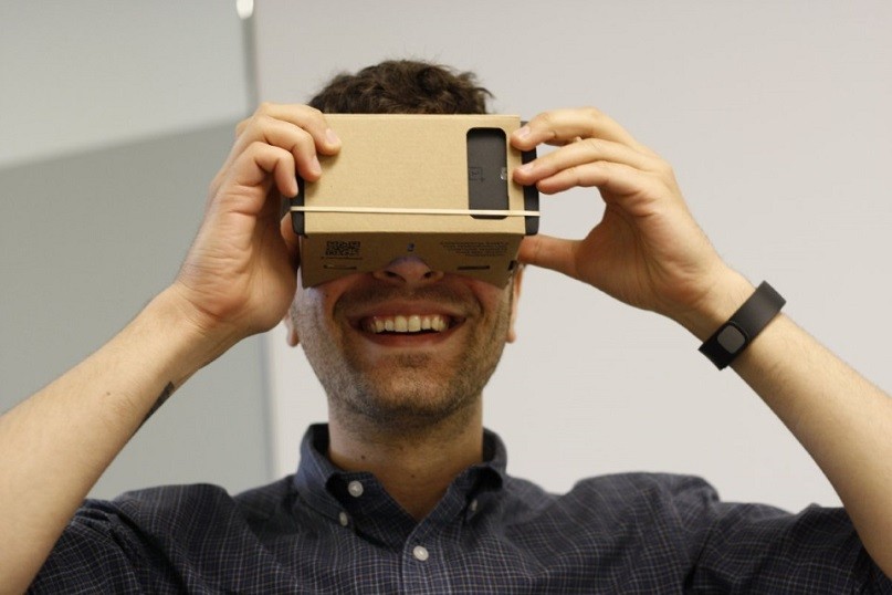  Google Cardboard. Kính thực tế ảo Google Cardboard sở hữu thiết kế khá đơn giản, người dùng có thể mua các phần được làm sẵn và đóng gói thành từng bộ từ các nhà sản xuất để tự lắp ráp hoặc có thể dựa trên bản thiết kế để tự làm một thiết bị cho riêng mình. Các nguyên vật liệu bao gồm bìa các tông, một cặp thấu kính có tiêu cự 40 mm, nam châm, khóa dán, dây thun. Sau khi lắp ráp xong người dùng gắn smartphone Android hoặc iOS vào sau thấu kính rồi sử dụng ứng dụng Cardboard là đã có thể trải nghiệm được môi trường thực tế ảo. Ngay cả khi xoay đầu sang hai bên, hình ảnh trong thiết bị cũng sẽ thay đổi theo. Google Cardboard có giá bán tại Việt Nam vào khoảng 150.000 đồng.  