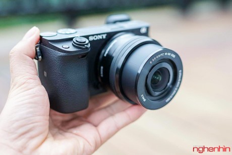 Về ngoại hình,  máy ảnh Sony Alpha 6300 không có nhiều thay đổi so với α6000.