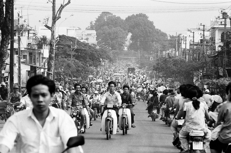 Tắc nghẽn giao thông là một hiện tượng mới của Sài Gòn, nơi được mệnh danh là "Thành phố của xe gắn máy". Hình ảnh kèm chú thích được trích từ bộ ảnh " Sài Gòn trên những bánh xe, năm 1994" (Saigon on Wheels, 1994) của nhiếp ảnh gia người Mỹ Ed Kashi.