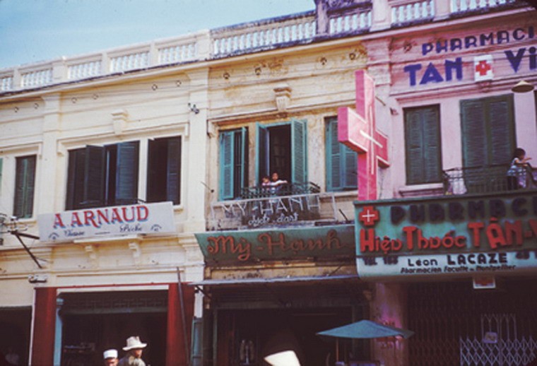 Các cửa hàng ở trung tâm  Đà Nẵng năm 1954.