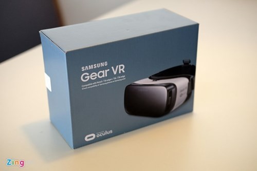  Kính thực tế ảo Samsung Gear VR là loại kính thực tế ảo giúp người dùng những model Galaxy gần đây có thể trải nghiệm phim ảnh, âm nhạc và trò chơi dưới góc nhìn 2D, 3D màn ảnh rộng và 360 độ.