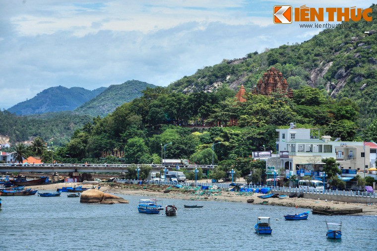 Nằm trên đỉnh một ngọn đồi nhỏ ở cửa sông Cái tại Nha Trang,  tháp Chàm Po Nagar (tên đầy đủ là Yang Po Inư Nagar) là một trong những khu đền tháp Chăm Pa có quy mô lớn và đẹp nhất còn được gìn giữ ở Việt Nam.