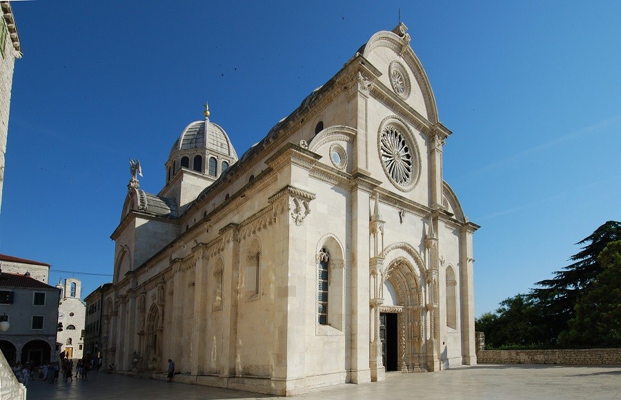 Nằm tại thành phố Šibenik, Croatia,  nhà thờ chính tòa Thánh Jacob ở Šibenik là một nhà thờ Công giáo nổi tiếng châu Âu với sự lâu đời và kiến trúc độc đáo. Ảnh: Winteriscoming.net