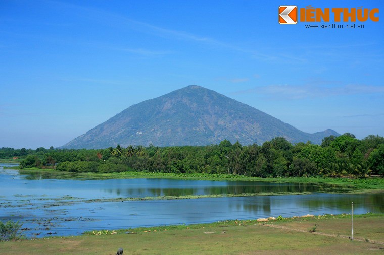 Nằm cách trung tâm thành phố Tây Ninh, tỉnh Tây Ninh 11 km,  núi Bà Đen là ngọn núi cao nhất Đông Nam bộ và là biểu tượng cho mảnh đất và con người Tây Ninh.