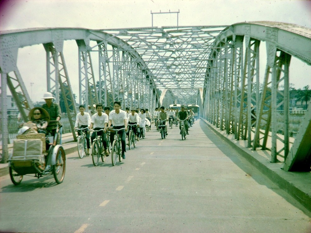 Trên cầu Trường Tiền,  Huế năm 1966. Loạt ảnh do cựu binh Mỹ Ted Dexter thực hiện.