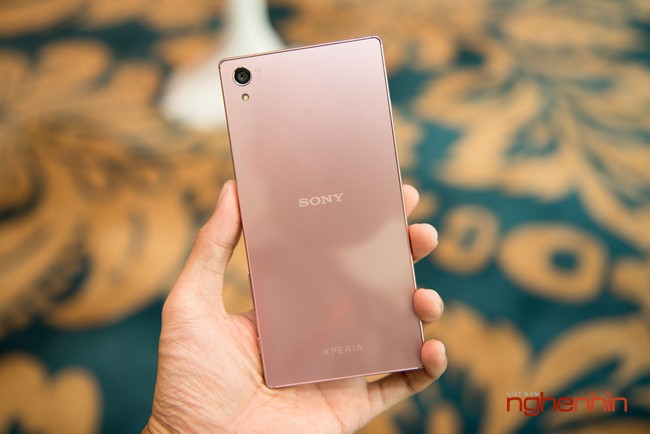 Trong sự kiện giới thiệu dòng TV Bravia 2016 mới đây, Sony đã trưng bày chiếc  điện thoại Xperia Z5 Premium phiên bản màu hồng.