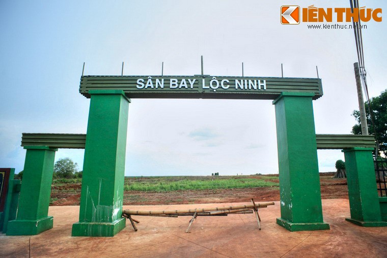 Nằm trên địa huyện Lộc Ninh, cách trung tâm thị trấn Lộc Ninh 1km về hướng Tây,  sân bay quân sự Lộc Ninh là nơi đánh dấu nhiều sự kiện lịch sử quan trọng trong công cuộc giải phóng Miền Nam thống nhất đất nước.