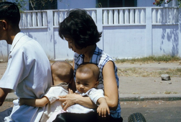 Hai chú bé sinh đôi vi vu trên xe máy cùng ba mẹ,  Sài Gòn năm 1966.