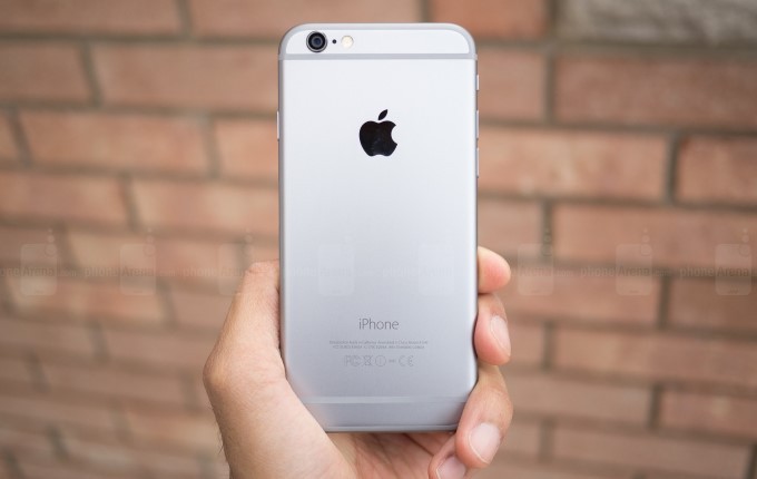  Apple iPhone 6. Dày: 6,9mm, nặng 129g. Vì sao chọn iPhone 6 mà không phải iPhone 6S? Rất đơn giản, iPhone 6 phù hợp với điều kiện sử dụng hàng ngày hơn vì thân máy mỏng hơn, nhẹ hơn. Ngoài ra, do là mẫu của năm cũ, giá của sản phẩm cũng hợp lý hơn trong khi hiệu suất không thua kém quá nhiều.