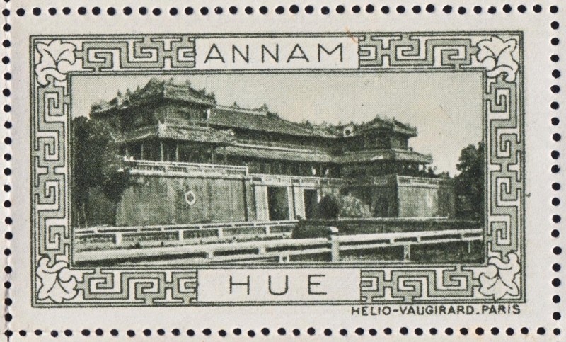 Cổng Ngọ Môn của Hoàng thành Huế. Đây là một trong những hình ảnh tiêu biểu về  Việt Nam thời thuộc địa xuất hiện trong bộ tem "Kỷ niệm Đông Dương" phát hành ở Pháp năm 1950.