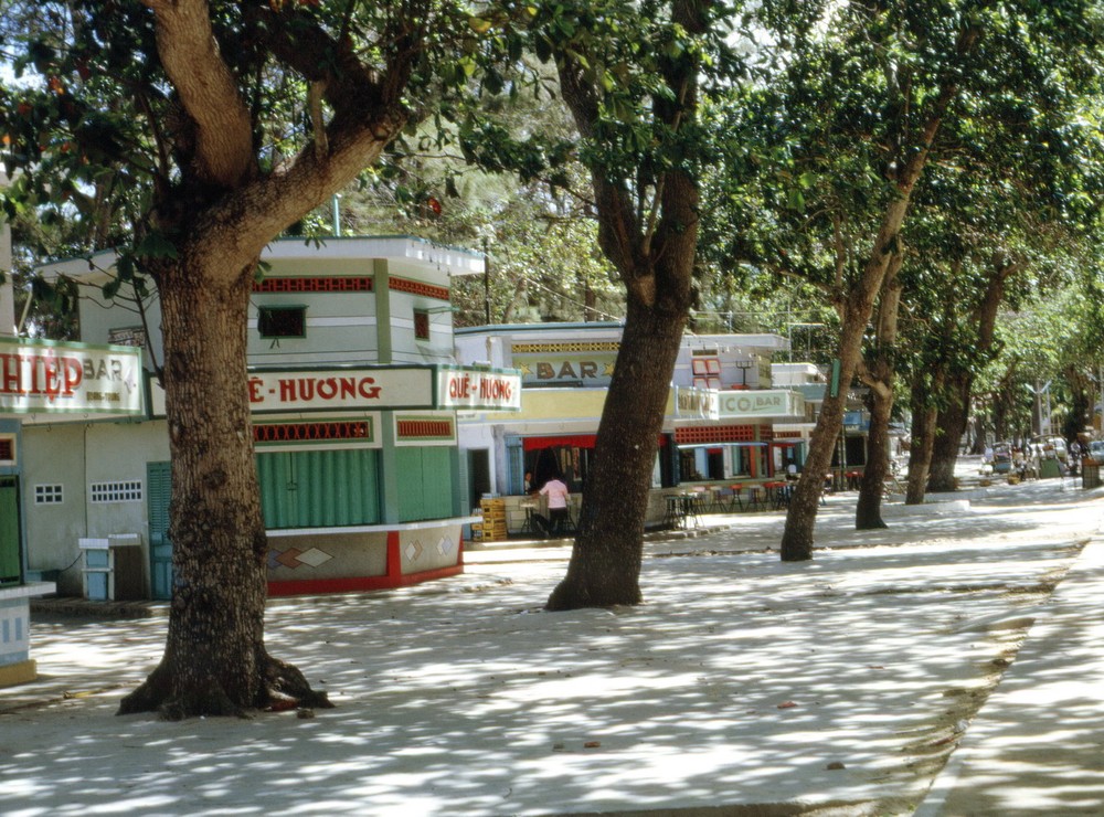 Dãy quán bar ở Bãi Trước,  Vũng Tàu năm 1967. Tác giả của loạt ảnh là Peter Edwards, một quân nhân Australia từng hoạt động tại Vũng Tàu từ tháng 1/1967 - tháng 12/1968.