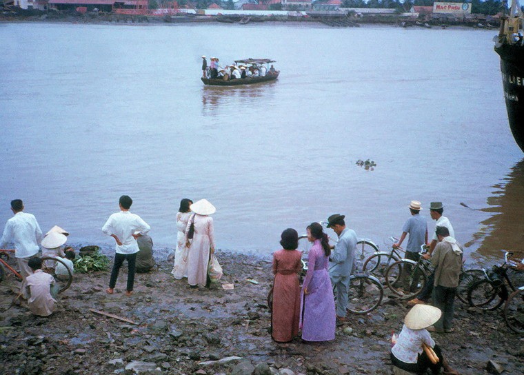 Bến đò bên sông  Sài Gòn năm 1965.