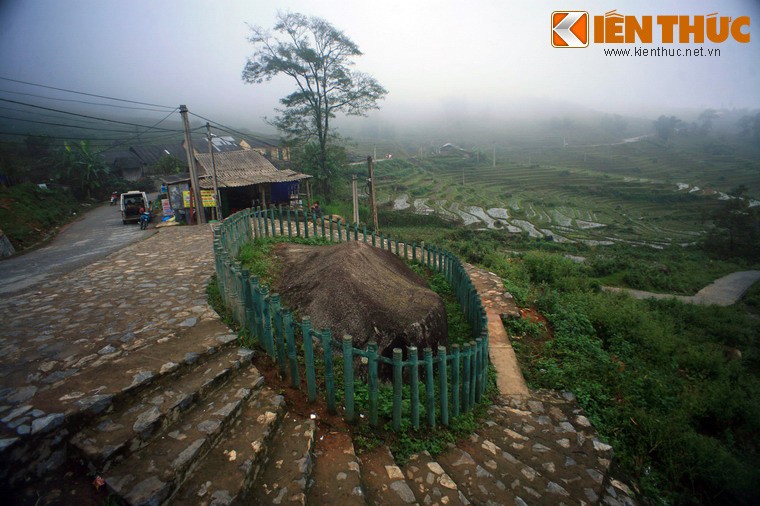 Nằm tại thung lũng Mường Hoa, trên địa bàn ba xã Hầu Thào, Sử Pán và Tả Van huyện Sa Pa, tỉnh Lào Cai,  bãi đá cổ Sa Pa ẩn chứa nhiều bí mật cho đến nay vẫn chưa được giải mã.