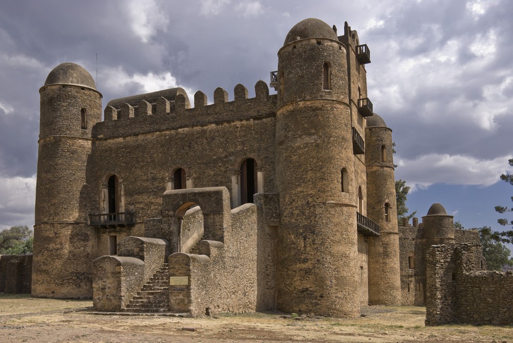 Nằm tại thành phố Gondar của đất nước Ethiopia,  pháo đài Fasil Ghebbi là một công trình quân sự cổ mang phong cách kiến trúc độc đáo nổi tiếng của châu Phi. Ảnh: Marches-lointaines.com