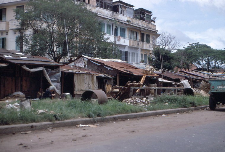 Khu nhà tạm gần chung cư An Đông, đại lộ Hùng Vương,  Sài Gòn năm 1966.