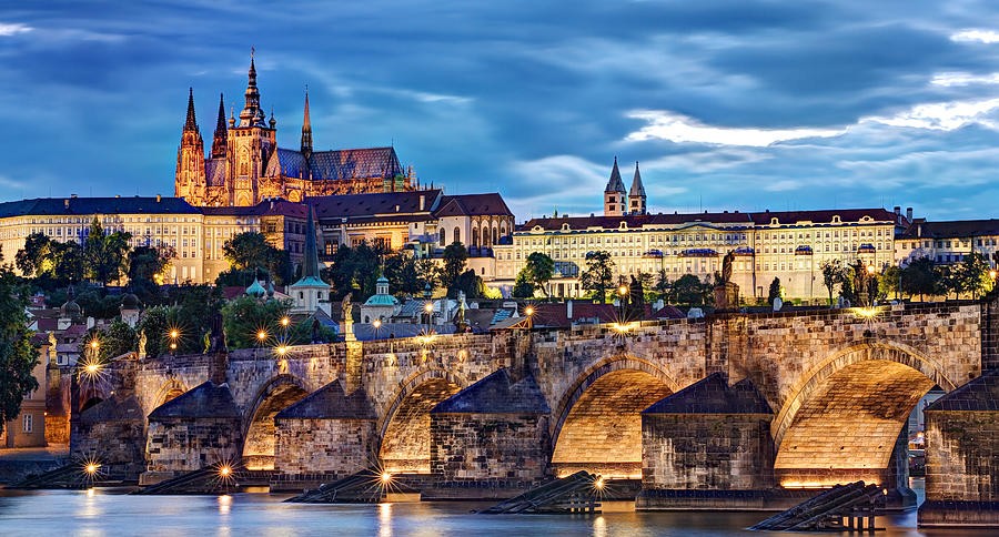 Nằm tại quận Hradcany của thủ đô Praha, CH Séc, lâu đài Praha được coi là tòa lâu đài cổ lớn nhất thế giới còn tồn tại đến ngày nay. Ảnh: Typta.com