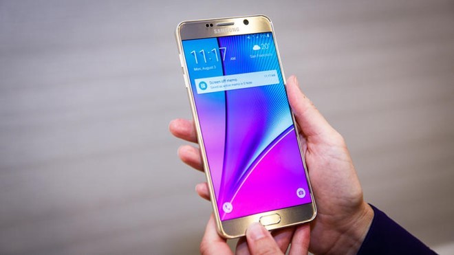  Samsung Galaxy Note 5 (7,9 triệu đồng): Giá bán của Galaxy Note 5 qua sử dụng hàng Mỹ liên tục giảm những ngày gần đây. Nếu như người dùng phải bỏ ra khoảng 12 triệu đồng để sở hữu máy mới 100% thì hàng qua sử dụng hiện có giá chỉ 7,9 triệu đồng. So với hầu hết smartphone cao cấp ra mắt năm 2016, Note 5 tỏ ra không thua kém. Máy sở hữu cấu hình mạnh với chip Exynos 7420, RAM 4 GB, màn hình Quad HD và camera 16 megapixel. Hiện tại, đây cũng là một trong những model bán chạy nhất ở nhóm hàng xách tay.