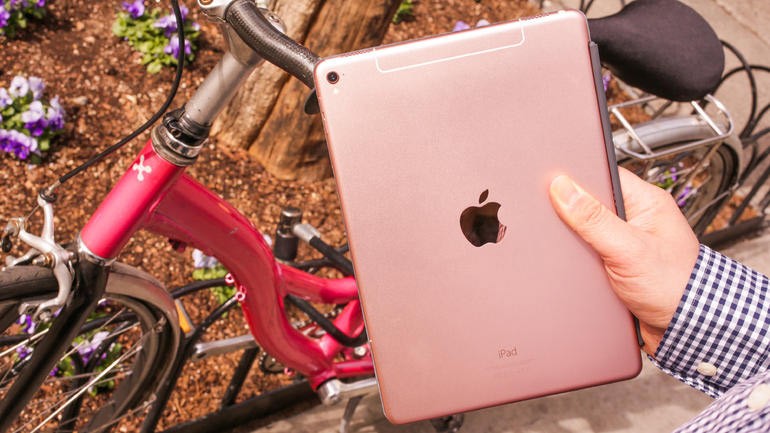    iPad Pro 9,7 inch - máy tính bảng tốt nhất của Apple từ trước tới nay. Chiếc iPad Pro mới nhất của Táo khuyết hội tụ mọi ưu điểm của mẫu máy tính bảng 12,9 inch trong một phiên bản kích thước nhỏ hơn (9,7 inch), kèm theo vài cải tiến thú vị khác. Với tốc độ xử lý nhanh hơn, camera được trang bị tốt hơn, iPad Pro 9,7 inch còn khiến nhiều người dùng thích thú khi được cho trình làng với cả phiên bản màu hồng.   