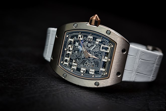 Thương hiệu đồng hồ Richard Mille luôn được biết đến về sự táo bạo cùng những tinh hoa trong chế tạo máy móc. Với những người ưa sự kín đáo,  đồng hồ Richard Mille RM 67-01 sẽ là một sự lựa chọn hoàn hảo với ngoại hình trang nhã, lịch lãm nhưng vẫn thể hiện được đẳng cấp. Đó chính là lý do Richard Millecho cho ra đời dòng extra flat mà RM 67-01 là một điển hình.