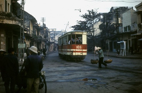 Tàu điện ở  Hà Nội năm 1977.