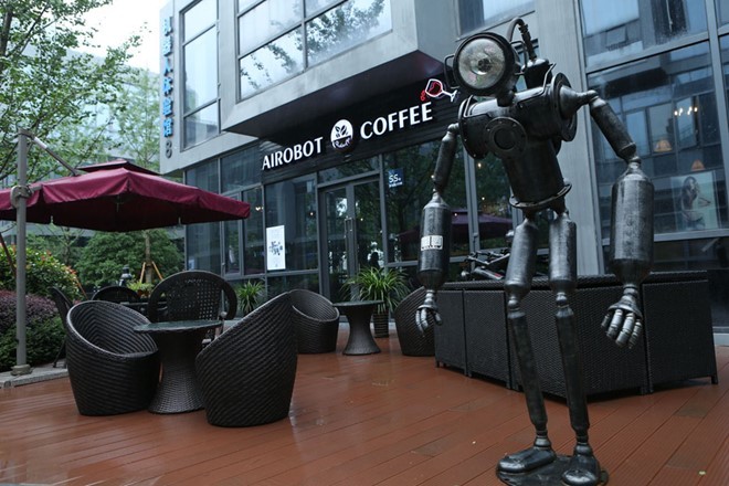 Airobot Coffee là tên một quán cà phê mới khai trương ở thành phố Thượng Hải. Hiện tại quán đang là đề tài hấp dẫn trên các mạng xã hội.