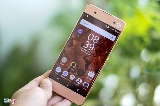  Điện thoại Sony Xperia XA là smartphone thú vị, model này có giá bán rẻ nhất trong dòng X, được chăm chút nhiều về thiết kế. Máy có màn hình 5 inch, độ phân giải HD. Mép màn hình được mài cong 2,5D, viền màn hình mỏng, góc nhìn rộng cho khả năng giải trí xem phim ấn tượng.