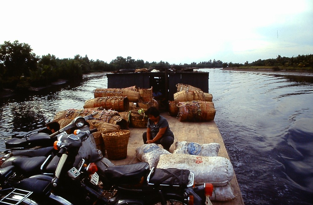 Những chiếc ghe chất đủ loại hàng hóa, từ nông sản đến xe gắn máy... là những hình ảnh rất quen thuộc trên  sông nước Cửu Long thập niên 1990.