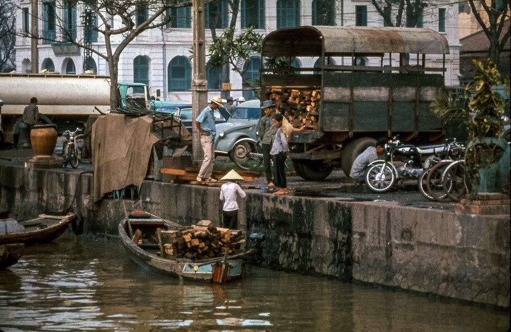 Bến Bạch Đằng,  Sài Gòn thập niên 1960.