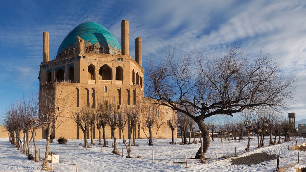 Năm ở trung tâm thành phố cổ Soltaniyeh Iran, di tích lăng mộ Il-khan Öljeitü - theo truyền thống được gọi là  Mái vòm Soltaniyeh - là một kỳ quan kiến trúc nổi tiếng của Đế quốc Ba Tư xưa kia. Ảnh: Crosroadz.com