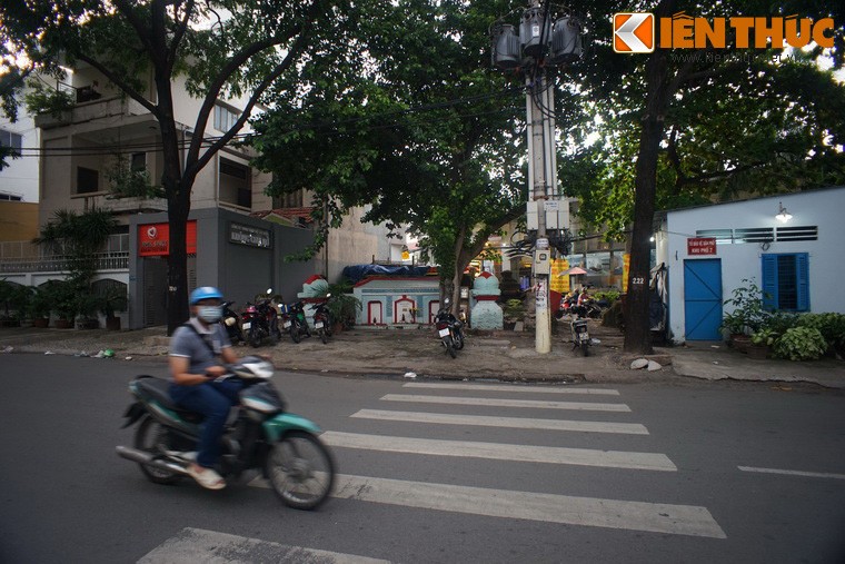 Ngôi  mộ cổ bí ẩn này nằm ngay mặt đường Nguyễn Thái Bình, thuộc địa phận phường 12, quận Tân Bình, TP HCM.