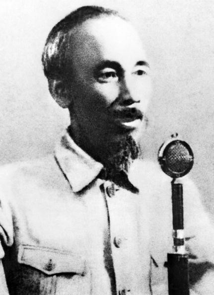 Chủ tịch Hồ Chí Minh (1890 – 1969) là một nhà cách mạng, người sáng lập Đảng Cộng sản Việt Nam, một trong những người đặt nền móng và lãnh đạo công cuộc đấu tranh giành độc lập, toàn vẹn lãnh thổ cho Việt Nam trong thế kỷ 20. Là linh hồn của cuộc  Cách mạng tháng 8, Người đã viết và đọc bản Tuyên ngôn Độc lập Việt Nam khai sinh nước Việt Nam Dân chủ Cộng hòa ngày 2/9/1945 tại quảng trường Ba Đình, Hà Nội.