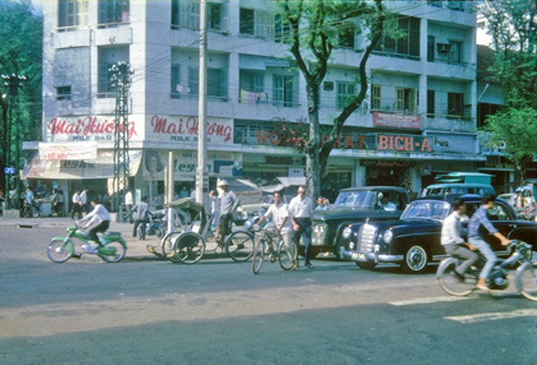 Tiệm kem Mai Hương ở ngã tư Lê Lợi - Pasteur,  Sài Gòn năm 1965.