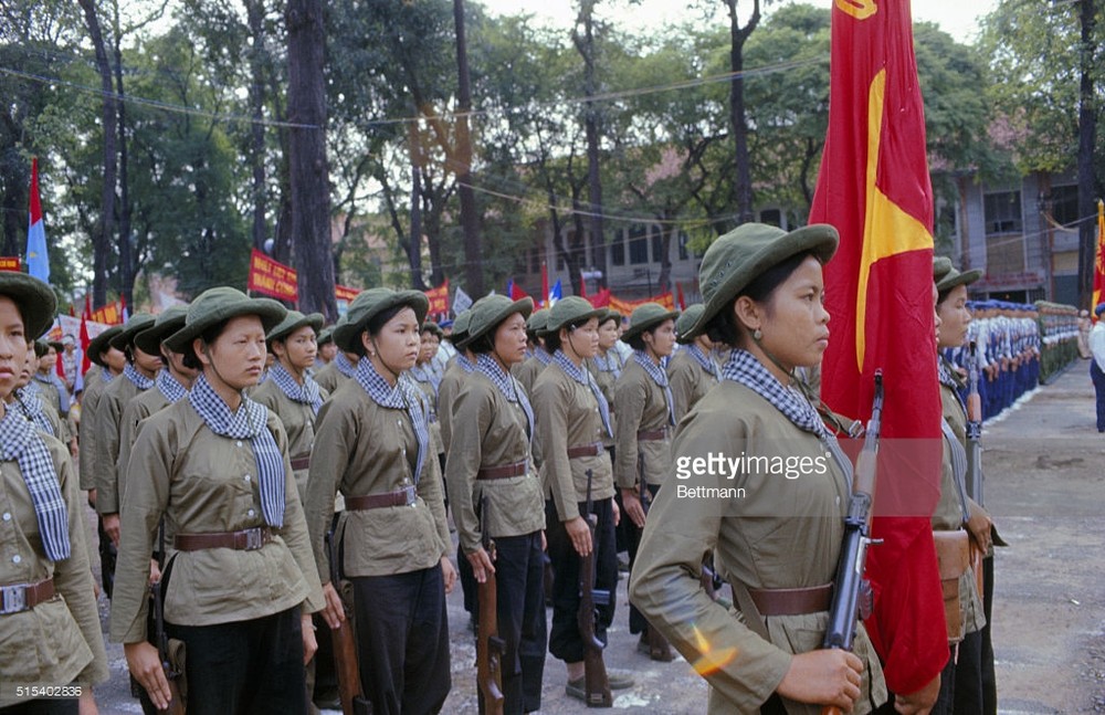 Các nữ chiến sĩ du kích trong buổi lễ kỷ niệm ngày  Quốc khánh Việt Nam ở TP HCM năm 1975. Đây là ngày Quốc khánh đầu tiên của Việt Nam sau ngày đất nước hoàn toàn được giải phóng. Hình ảnh được đăng tải trên trang Getty Images.