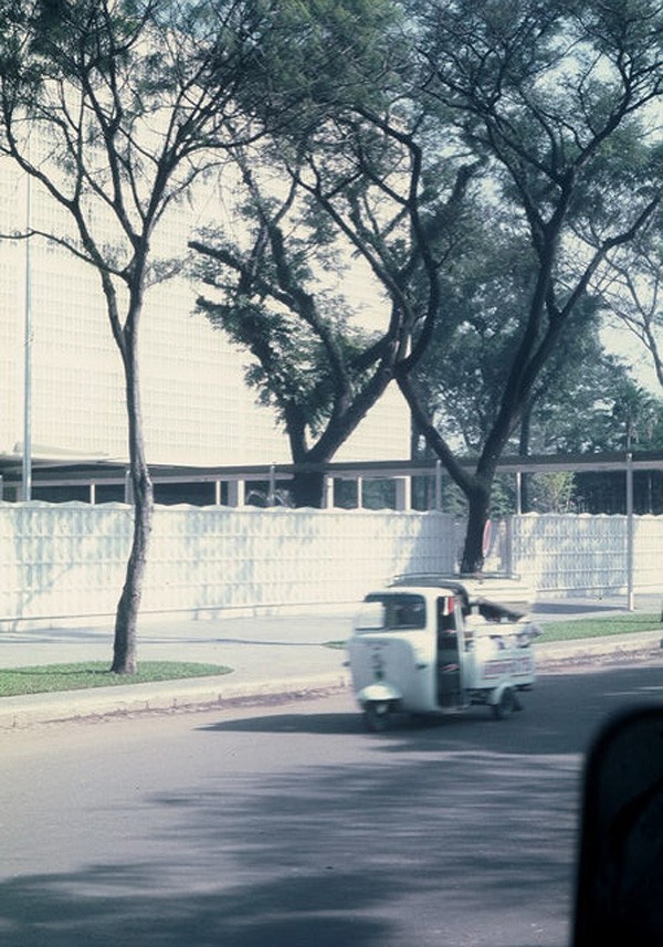 Đường Thống Nhất (Lê Duẩn), phía ngoài Đại sứ quán Mỹ ở  Sài Gòn năm 1968.