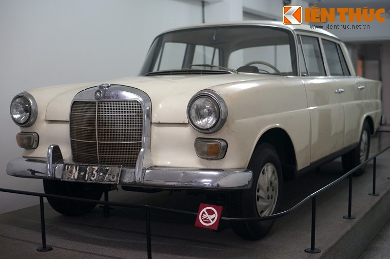 Chiếc xe Mercedes-Benz 200 W110 từng được Tổng thống chính quyền Sài Gòn  Nguyễn Văn Thiệu sử dụng là một hiện vật lịch sử đặc biệt được trưng bày ở Dinh Độc Lập.