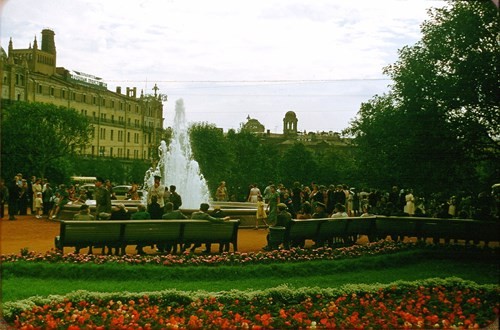 Vườn hoa gần nhát hát Bolshoi,  Moscow năm 1956. Loạt ảnh do học giả người Pháp Jacques Dupaquier thực hiện trong chuyến thăm Liên Xô của mình.