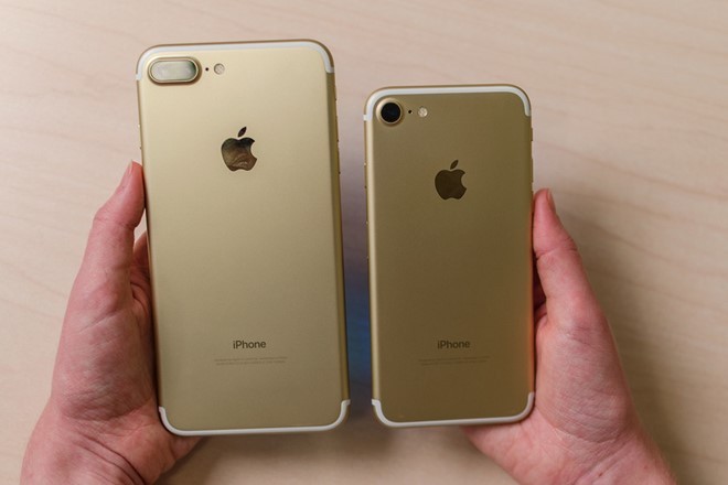  iPhone 7, 7 Plus chính hãng: Hàng xách tay tràn ngập thị trường nhưng khá nhiều người đang chờ đợi iPhone 7, 7 Plus chính hãng. Theo thông tin từ các nhà bán lẻ trong nước, bộ đôi này sẽ lên kệ vào cuối tháng 10. Giá dự kiến cho iPhone 7, 7 Plus chính hãng là từ 18,8 và 22,3 triệu đồng. Đây được xem là 2 smartphone sáng giá nhất ở nhóm di động cao cấp dịp cuối năm với hiệu năng mạnh mẽ, camera cải tiến mặc dù thiết kế không thay đổi nhiều so với thế hệ trước.