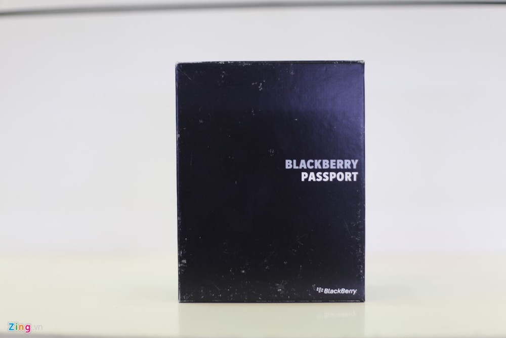 Những chiếc  BlackBerry Passport này được nhập về từ Pháp.