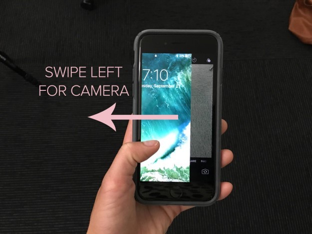 Từ màn hình khóa, truy cập camera bằng cách vuốt sang trái.