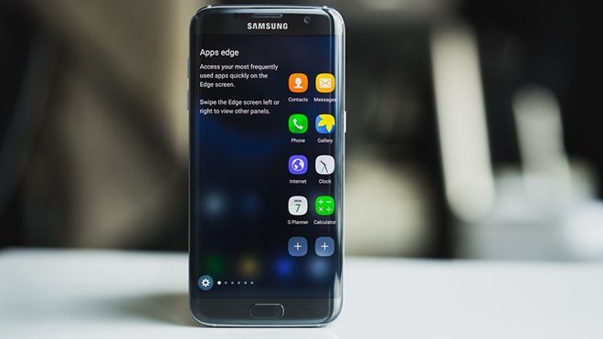  Samsung Galaxy S7 edge: S7 edge xứng đáng là  điện thoại Android toàn diện nhất hiện nay. Nó sở hữu cấu hình mạnh mẽ hàng đầu, thiết kế sexy với màn hình cong tràn 2 cạnh, camera 12 megapixel chất lượng xuất sắc. Samsung cũng biết cách lắng nghe người dùng khi trang bị đầy đủ các tính năng cho sản phẩm như chống nước, khe cắm thẻ nhớ. Đây là chiếc di động không có điểm yếu.