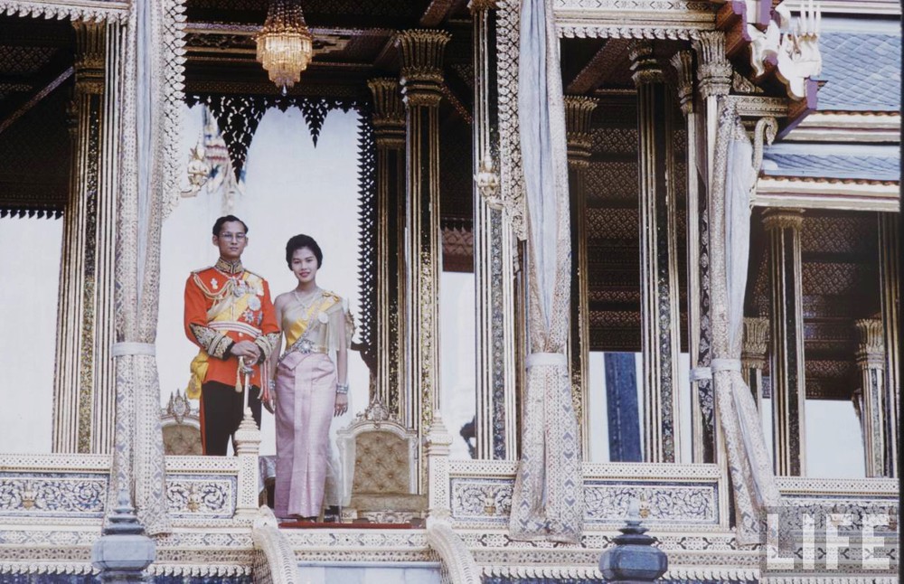  Quốc Vương Thái Lan Bhumibol cùng Hoàng hậu Sirikit xuất hiện trong một nghi lễ Hoàng gia ở Bangkok năm 1960