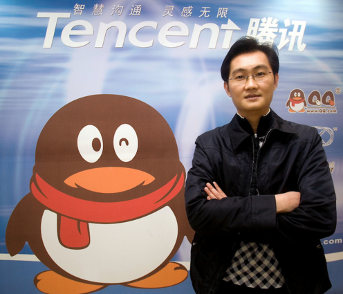  10. Pony Ma (Tencent Holdings - tài sản ròng: 18,2 tỷ USD). Với số vốn ban đầu có được từ việc chơi chứng khoán, Ma Huateng (Pony Ma) khởi nghiệp Tencent cùng bạn bè đại học. Sản phẩm lớn đầu tiên của công ty là dịch vụ nhắn tin trực tuyến miễn phí ở Trung Quốc có tên gọi QQ. Từ đó đến nay, Tencent đã phát triển không ngừng, tiến hành đầu tư vào một loạt các lĩnh vực kinh doanh khác nhau, từ phân phối âm nhạc tới phát triển game.