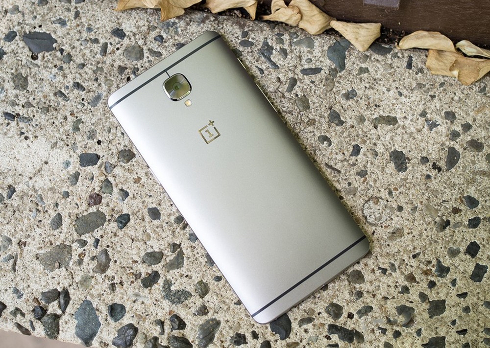  OnePlus 3: Trải qua 3 thế hệ, OnePlus 3 cho thấy sự trưởng thành: Nó sở hữu thiết kế láng mịn bằng chất liệu cao cấp, loại bỏ hình thức mua bằng thư mời rắc rối. Model này có thể không sở hữu tính năng nào đặc biệt nhưng chỉ với mức giá 400 USD - bằng nửa các đối thủ, nó đã có thể mang lại hiệu năng mạnh mẽ bậc nhất. OnePlus 3 chạy chip Snapdragon 820, RAM lên đến 6 GB, hệ thống camera nhanh và chất lượng tốt. Thật khó để loại bỏ model này khỏi danh sách những smartphone tốt nhất thế giới.